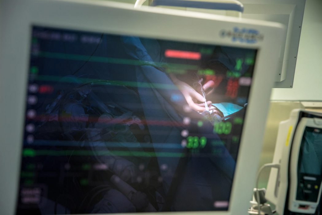 Deutsches Herz Zentrum Berlin - Prof. Dr. Falk  Blick auf Monitor mit Flatline-Herzfequenz; in der Refelktion die OP