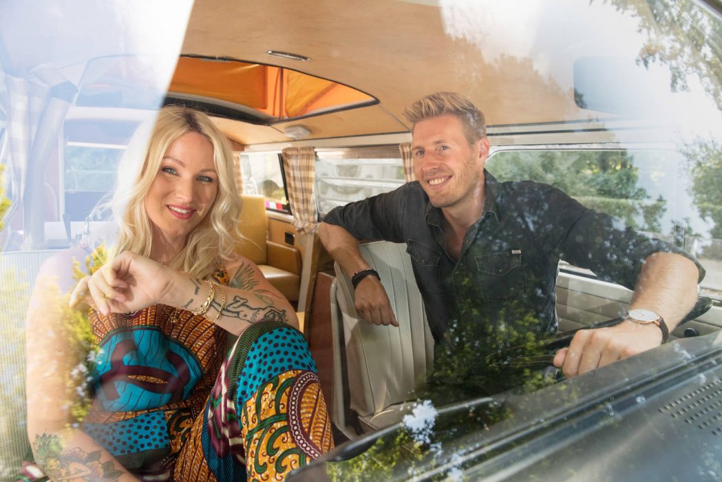 Evelyn Weigert, Maximilian Arland, Schlagerbulli, SAT1, VW, VWN, VWN Oldtimer, VW T2 Bulli, redaktionelles Portrait, journailistes Portrait, Celebrities,