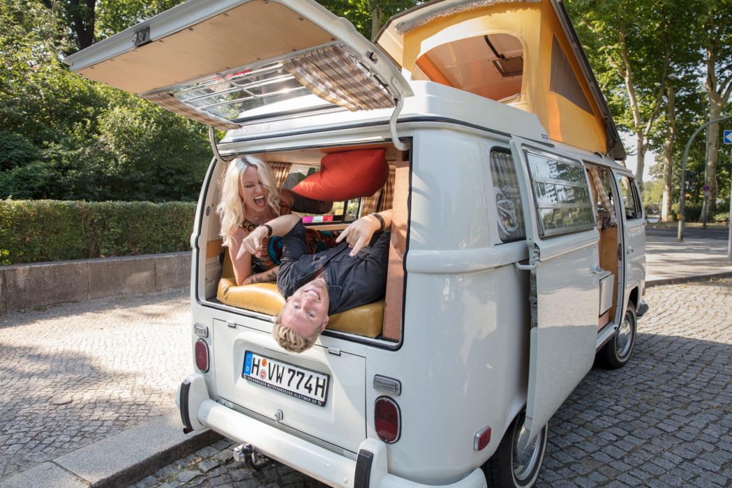 Evelyn Weigert, Maximilian Arland, Schlagerbulli, SAT1, VW, VWN, VWN Oldtimer, VW T2 Bulli, redaktionelles Portrait, journailistes Portrait, Celebrities,