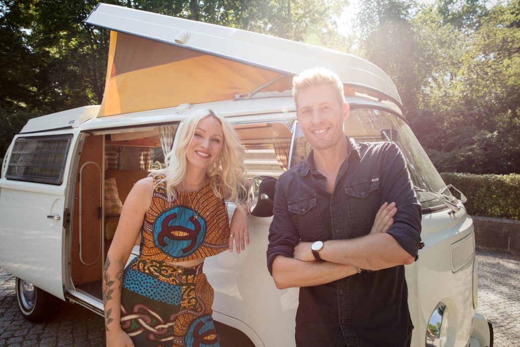 Evelyn Weigert, Maximilian Arland, Schlagerbulli, SAT1, VW, VWN, VWN Oldtimer, VW T2 Bulli, redaktionelles Portrait, journailistes Portrait, Celebrities,