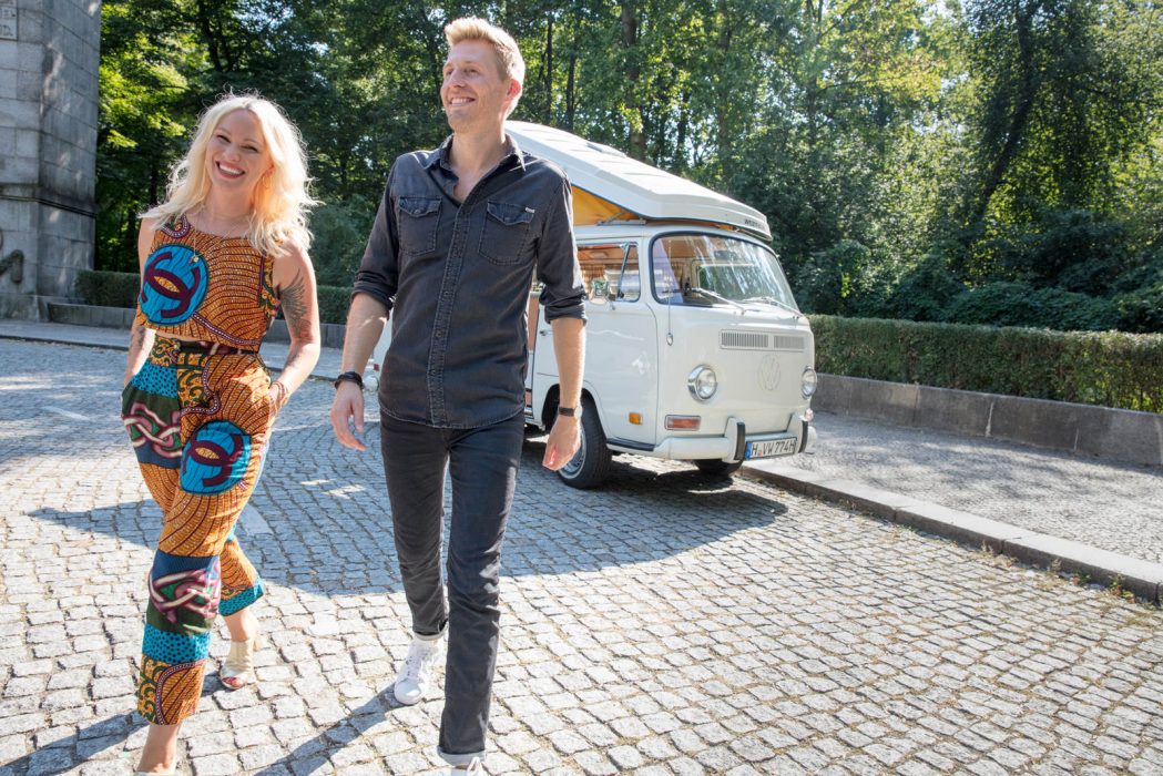 Evelyn Weigert, Maximilian Arland, Schlagerbulli, SAT1, VW, VWN, VWN Oldtimer, VW T2 Bulli, redaktionelles Portrait, journailistes Portrait, Celebrities,